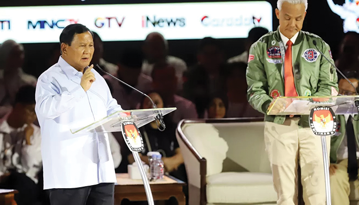 Capres nomor urut dua Prabowo Subianto menyampaikan pendapat disaksikan capres nomor urut tiga Ganjar Pranowo saat adu gagasan dalam debat ketiga Pilpres 2024 di Istora Senayan, Jakarta, Minggu 7/1/2