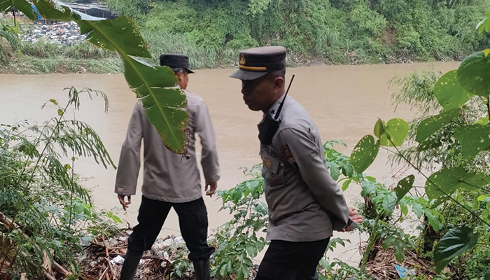 Rumah Roboh Terkena Abrasi di Pinggir Sungai Bengawan Solo