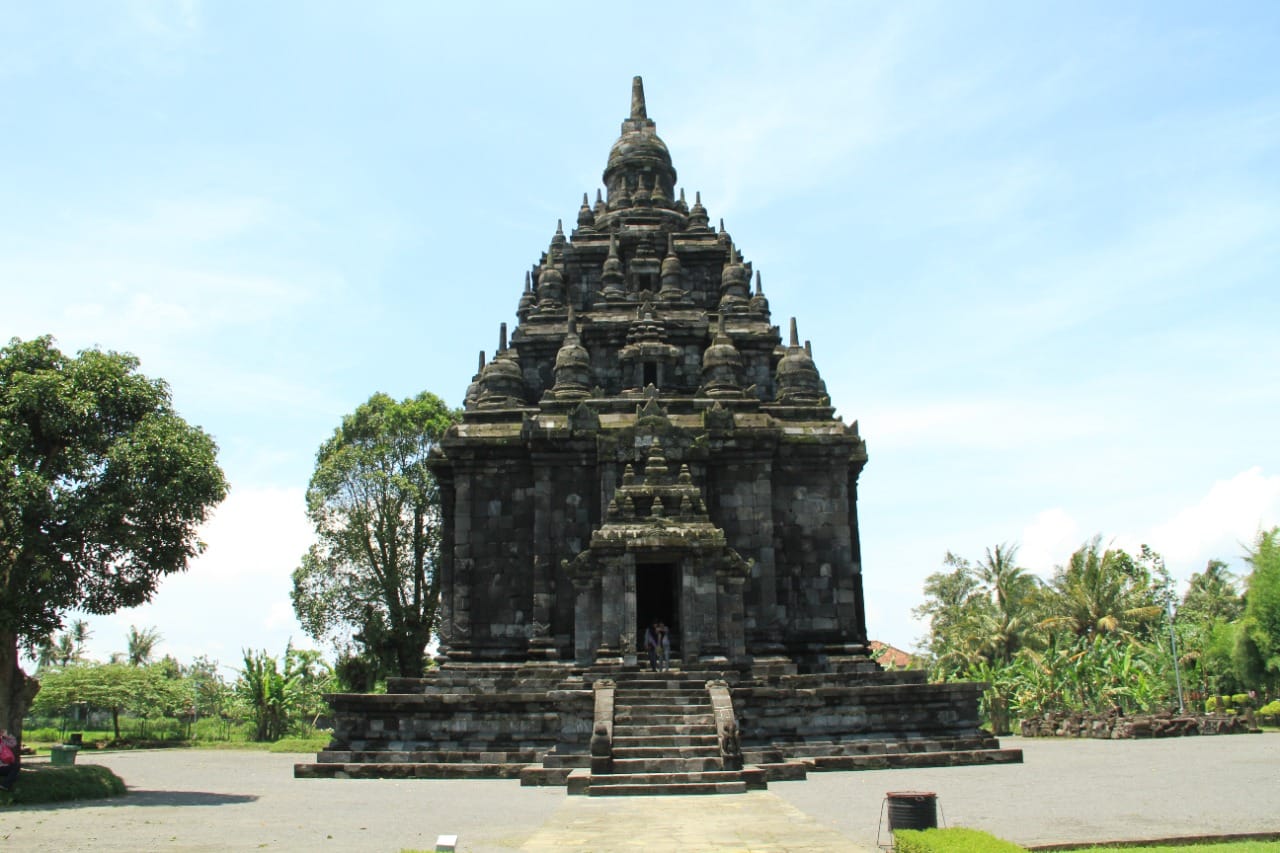 Suasana candi sojiwan yang asri banyak pepohonan (DOK. VISIT.JATENGPROV.GO.ID)