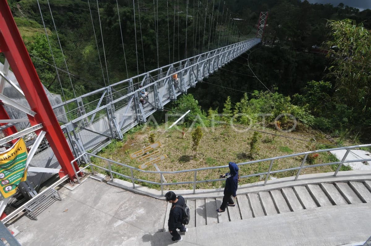 Pengunjung yang sedang menuruni tangga ketika akan melewati Jembatan Girpasang (DOK. ANTARA)
