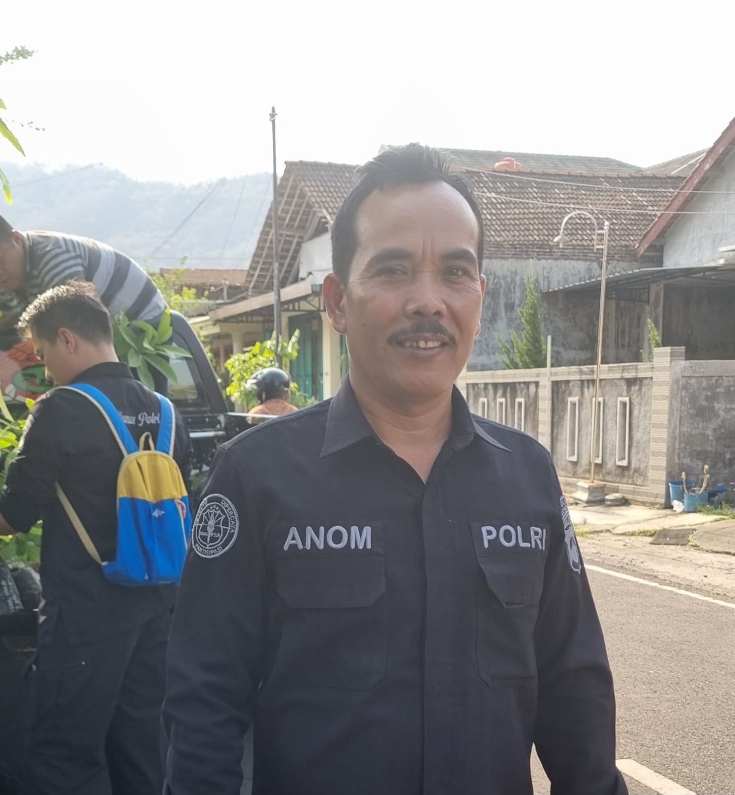 Anom sedang menjelaskan kasus dan kronologi anggota Polres yang gantung diri
