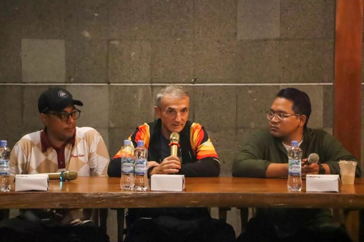 Milomir Seslija (tengah) resmi jadi pelatih baru Persis Solo, diumumkan dalam jumpa pers, semalam (9/1). (M. IHSAN/RADAR SOLO)