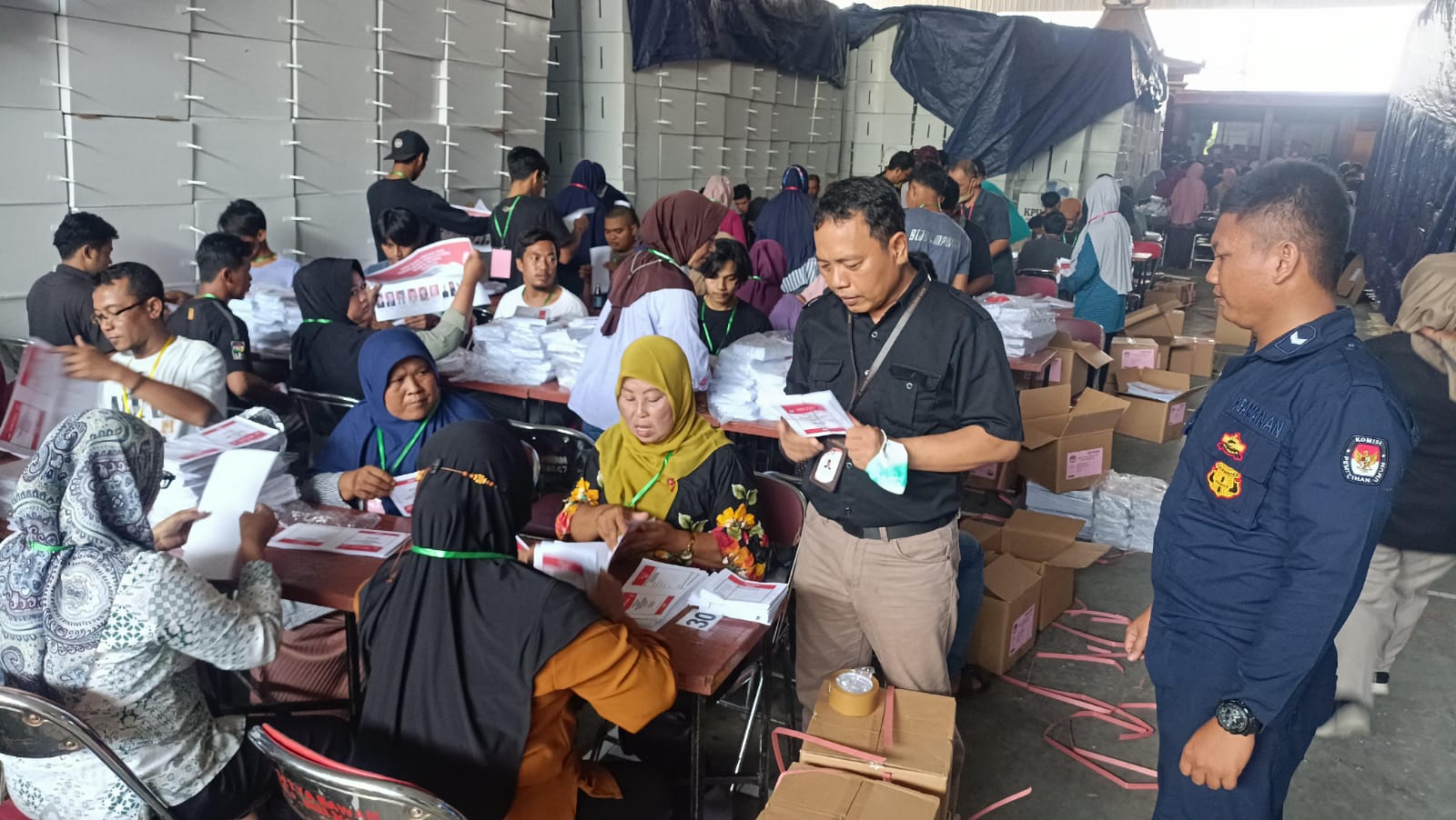 Foto__Tenaga sortir dan lipat surat suara melakukan tugasnya di Gudang KPU Kabupaten Sukoharjo di Carikan, Kelurahan/Kecamatan Sukoharjo Kota