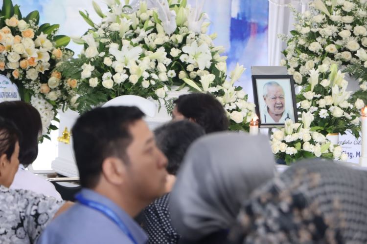 HARU: Suasana di rumah duka Thiong Ting, pelayat mulai berdatangan untuk menyampaikan duka cita atas meninggalnya Dokter Lo Siaw Ging, Rabu (10/1/2024). (M. IHSAN/RADAR SOLO)