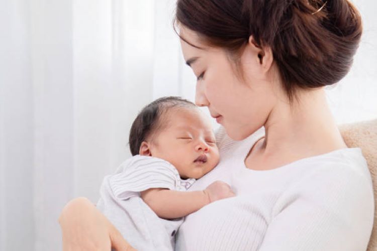 Ilustrasi bayi dipeluk ibunya (ISTOCKPHOTO.COM)