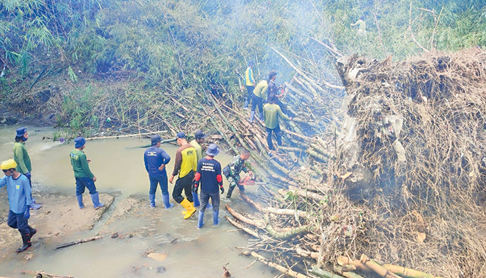KERJA KERAS: Warga bersama TNI dan relawan BBWSBS membersihkan rumpun bambu yang tumbang di Sungai Batur, Desa Tegalrejo, Kecamatan Ceper, Senin (8/1)