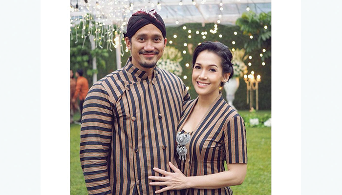 Potret Mieke Amalia dan Tora Sudiro ketika mengenakan busana Surjan