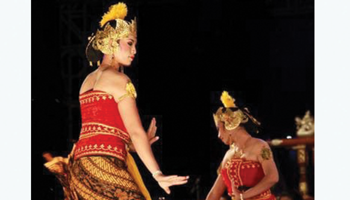 Dua orang yang sedang menampilkan Tari Serimpi Sangupati