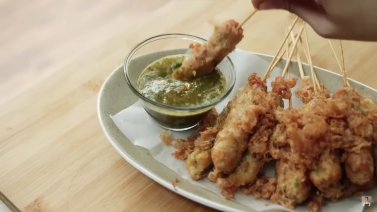 Sempol ayam dengan cocolan saus Thailand ala chef Devina Hermawan (Screenshoot Youtube Devina Hermawan)