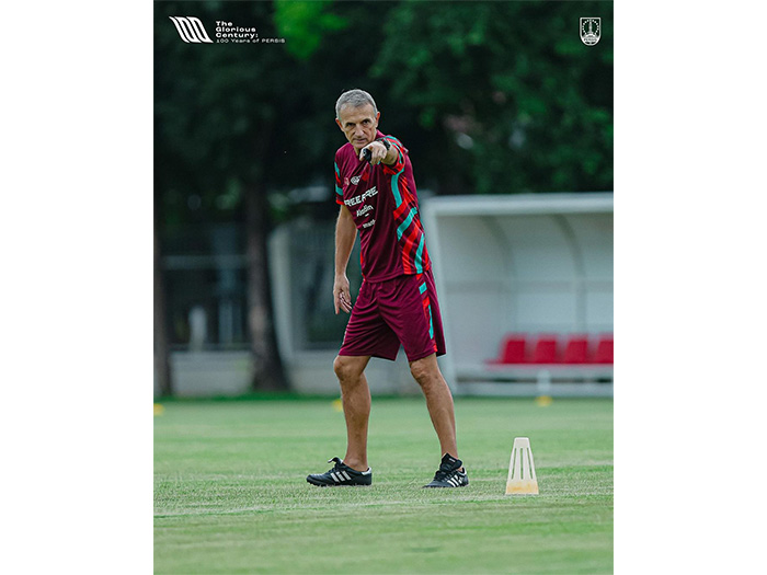 Potret Milomir Seslija saat melatih pemain Persis Solo dalam unggahan Instagram resmi tim pada Rabu (10/1) (INSTAGRAM/ PERSISOFFICIAL)