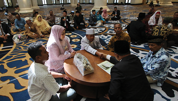SEMOGA SAMAWA: Nikah masal yang digelar di Masjid Zayed dilanjutkan resepsi di Kantor Kemenag Solo berlangsung haru kemarin.