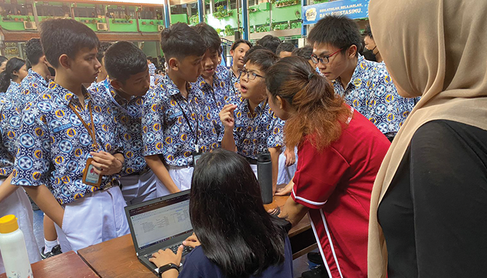 CARI INFORMASI: Para siswa SMP PL Bintang Laut mendaftar untuk mengikuti SAC Junior Challenge, kemarin (11/1).