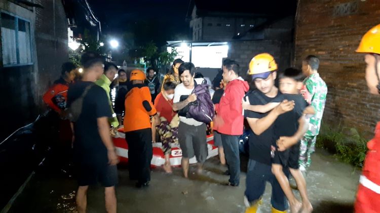 TRC BPBD Boyolali lakukan evakuasi warga yang terdampak banjir luapan&nbsp;Sungai Grenjeng di Kecamatan Ngemplak, Boyolali, Kamis (11/1) malam. (DOK BPBD BOYOLALI)