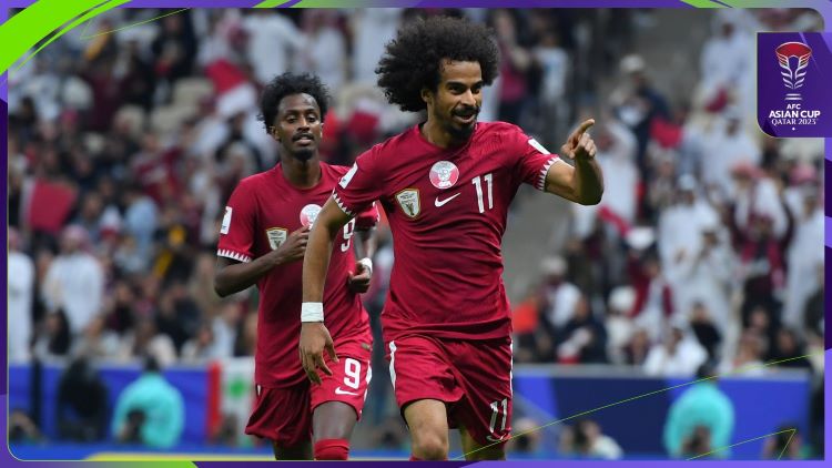 Striker Qatar, Akram Afif (nomor 11), merayakan gol yang dicetaknya ke gawang Lebanon pada Jumat (12/1) di Lusail Stadium (TWITTER.COM / @AFCASIANCUP)
