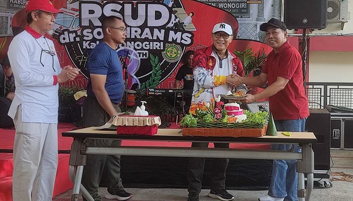 Foto: Asisten Pemerintahan dan Kesejahteraan Rakyat Sekretaris Daerah Wonogiri Teguh Setiyono memberikan potongan tumpeng kepada Direktur RSUD dr. Soediran Mangun Sumarso Wonogiri Adhi Dharma saat Pun
