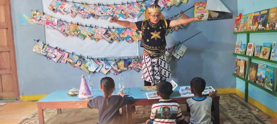 CERIA: Seorang pendongeng tengah menceritakan pada anak-anak cerita rakyat. (IWAN KAWUL/RADAR SOLO)