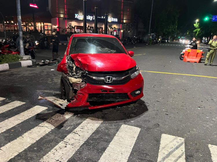 Salah satu mobil yang Brio merah yang terlibat kecelakaan di ruas Jalan Slamet Riyadi Minggu (14/1) pagi (ISTIMEWA)