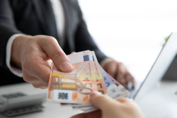 Ternyata ada beberapa tips yang bisa dilakukan agar gaji tidak cuma numpang lewat (ISTOCKPHOTO.COM)