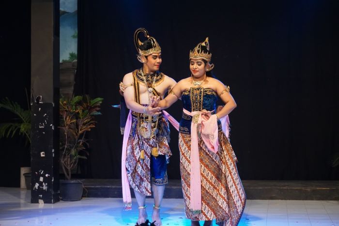 Pasangan yang sedang menarikan tari Lambangsih (DOK. UGM.AC.ID)