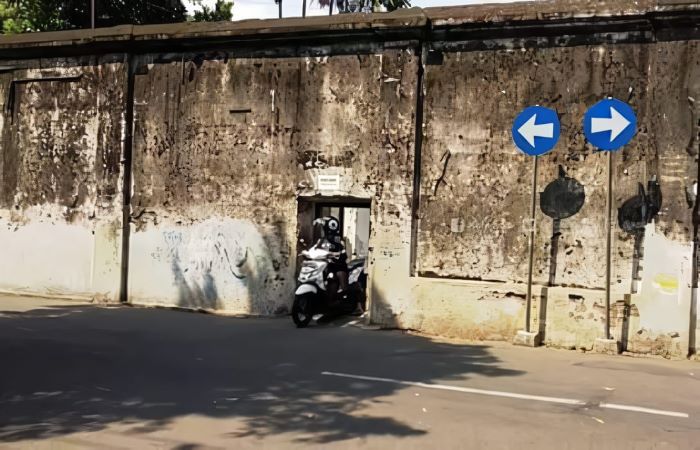 Benteng Keraton Surakarta dan Pintu Buntulan (Dok Facebook/SoloZamanDulu)