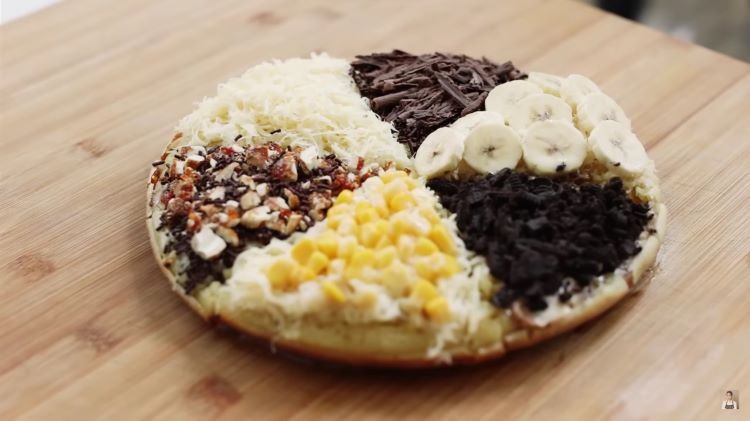 Tangkapan layar video tentang pembuatan martabak manis rumahan ala Devina Hermawan cocok dijadikan camilan keluarga (YOUTUBE/ DEVINA HERMAWAN)