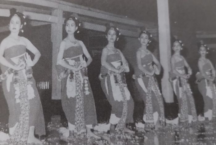 Tari Bedhaya La-la dipentaskan di Pendapa Sasanamulya Keraton Surakarta (Dokumentasi PKJT/ASKI 1985 dalam buku Jawa Sejati karya Rustopo)