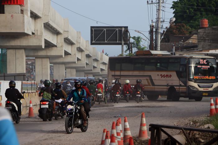 SEMENTARA: Kepadatan arus lalu lintas terjadi di jalan alternatif dan sekitar Joglo setelah Jalan Ki Mangun Sarkoro dan Jalan Sumpah Pemuda, kemarin.   (M IHSAN/RADAR SOLO)