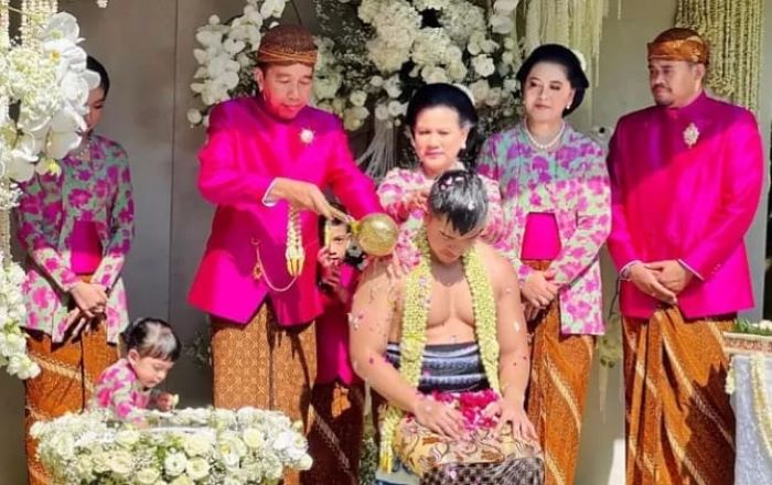 Prosesi Siraman Pengantin Kaesang Pangarep (dok. Radarsolo.jawapos.com/Panitia Pernikahan Kaesang-Erina/Laely Rachev/Pool)