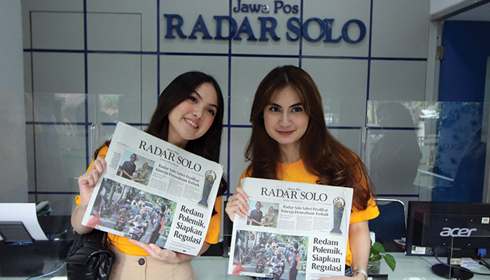 ARTIS BERBAKAT: Aisyah Aqilah (kiri) dan Raisya Bawazier, pemeran film Ku Kejar Mimpi saat bertandang ke kantor Radar Solo, Rabu (17/1).