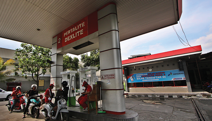 ANTRE: Masyarakat hendak membeli Pertalite di sebuah SPBU di Kota Solo.