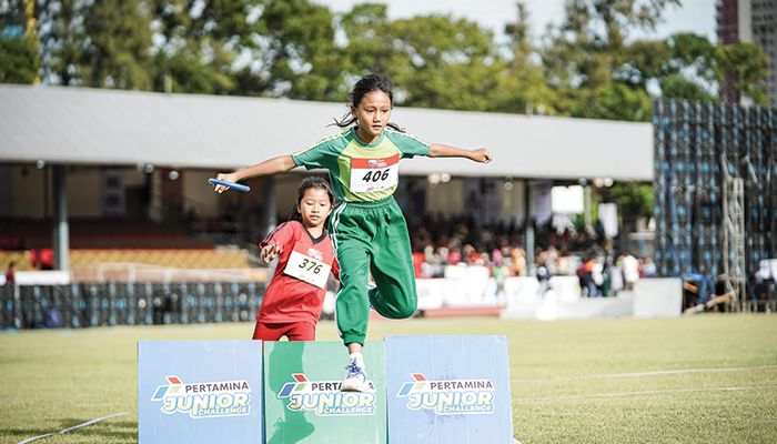 PEMANASAN: Uji coba lapangan di Stadion Sriwedari Solo oleh peserta-peserta Energen Champion SAC Indonesia National Championship, kemarin (18/1).