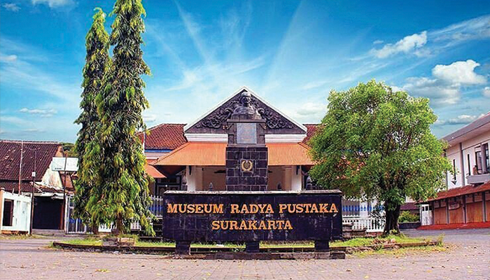 Tampak Depan Musem Radya Pustaka Solo