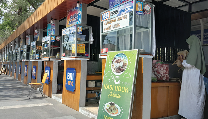 MENGAIS REZEKI: Kondisi PKL di Selter Manahan, kemarin siang.