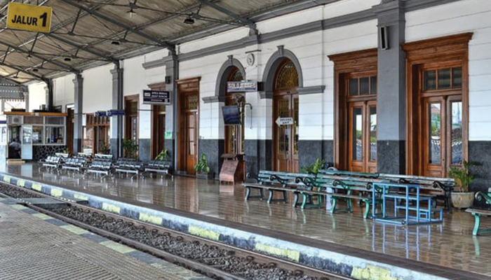 Deretan pintu &ndash; pintu besar dibagian dalam Stasiun Solo Jebres