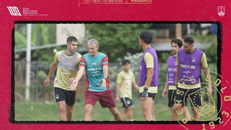 Milomir Seslija saat melatih para pemain Persis Solo dalam training camp yang berlangsung di Yogyakarta (PERSISSOLO.ID)