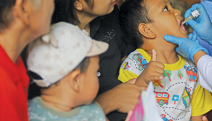 SERENTAK: Vaksinasi polio di posyandu RW 22 Bibis, Kelurahan Nusukan, Kecamatan Banjarsari, Kamis (19/1).