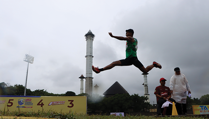 LOMPAT: Peserta Energen Champion SAC Indonesia National Championship di Stadion Sriwedari, kemarin (19/1).