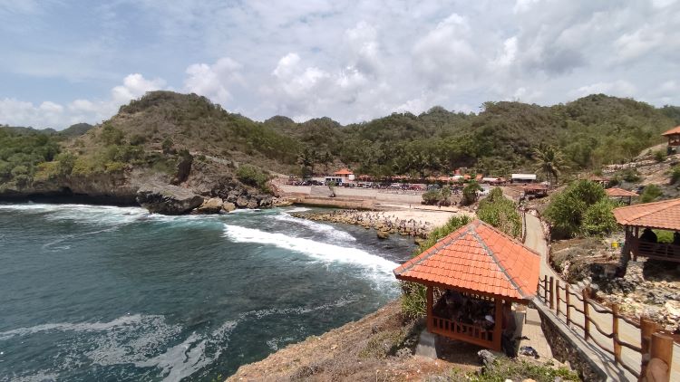 WAJAH BARU: Kawasan pantai Klothok di Kecamatan Paranggupito, Wonogiri kini dilengkapi berbagai fasilitas yang memanjakan pengunjung. Salah satunya gazebo. (IWAN ADI LUHUNG/RADAR SOLO)