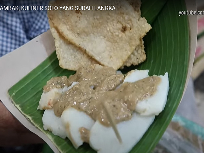 Tangkapan layar yang menunjukkan wujud salah satu kuliner khas Solo, cabuk rambak (YOUTUBE BUDIONO SUKSES)