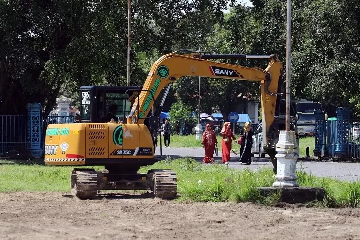Penataan Keraton Solo diawali dari kawasan Gladak, alun-alun utara dan selatan. Tampak alat berat mulai mengeruk tanah. (ARIEF BUDIMAN/RADAR SOLO)