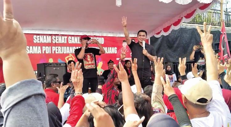 TEBAR SEMANGAT: Mantan wakil gubernur Jateng Taj Yasin Maimoen saat menggelar Kampanye Terbuka di Kota Solo, kemarin (21/1). (ANTONIUS CHRISTIAN/RADAR SOLO)