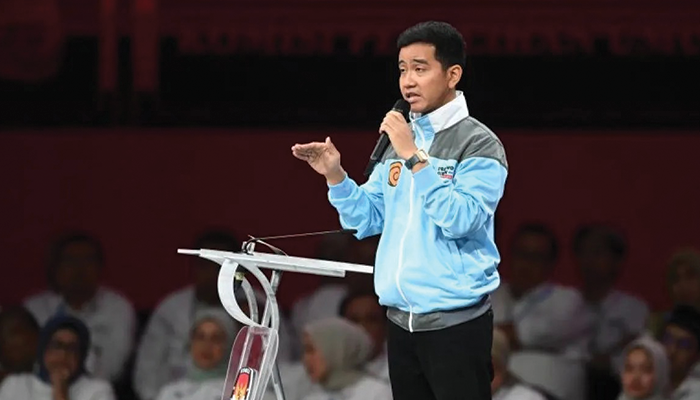 Gibran menggunakan jaket dengan logo klan Uzumaki ketika debat berlangsung