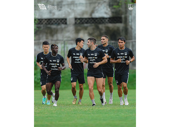 MENEMPA DIRI: Para pemain Persis Solo saat berlatih di Jogja, beberapa hari lalu. (PERSIS SOLO OFFICIAL)