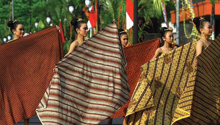Tari ambabar batik yang menggunakan kain batik sebagai inspirasi