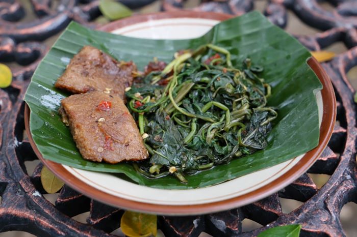 Sepiring brambang asem yang disajikan dengan tempe gembus (DOK.SURAKARTA.GO.ID)