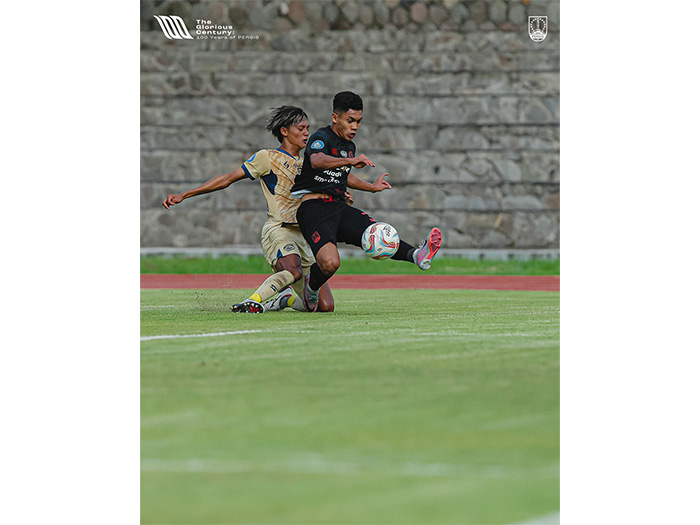 PEREGANGAN: Irfan Jauhari saat gym session TC Jogjakarta (PERSIS SOLO OFFICIAL)