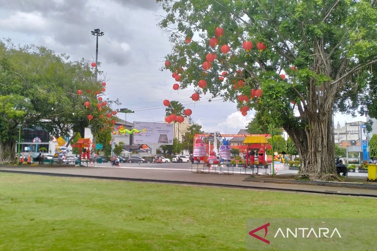 Lampion-lampion terpasang di depan Balai Kota Surakarta, Jawa Tengah, Selasa (23/1/2024). (ARIS WASKITA/ ANTARA)