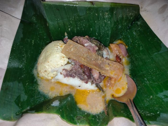 Seporsi bubur lemu dengan tambahan topping tahu (DOK. SOLOBALAPAN.COM)