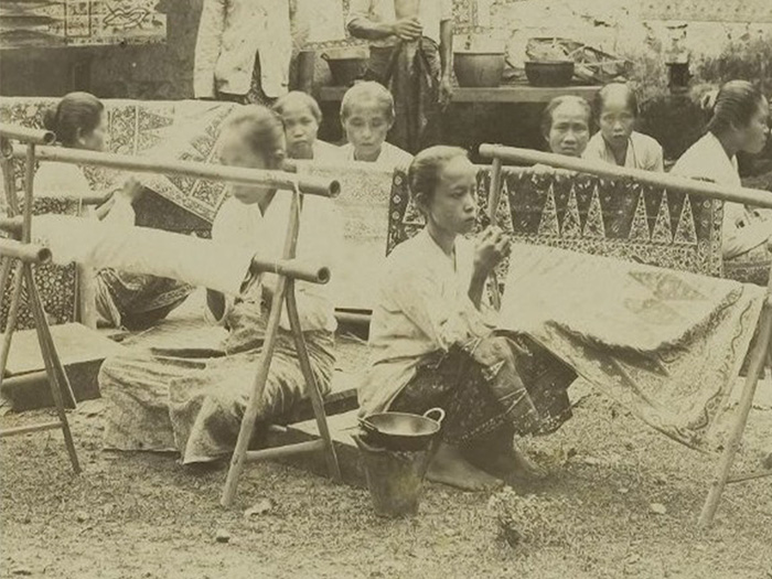 Beberapa Perempuan Sedang Membatik (Dok KITLV/1901&1902)