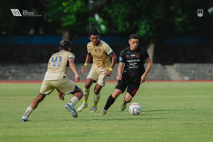 PEMANASAN: Pemain Persis Solo menjamu Arema FC dalam laga uji coba, Selasa (23/1). (PERSIS SOLO OFFICIAL)